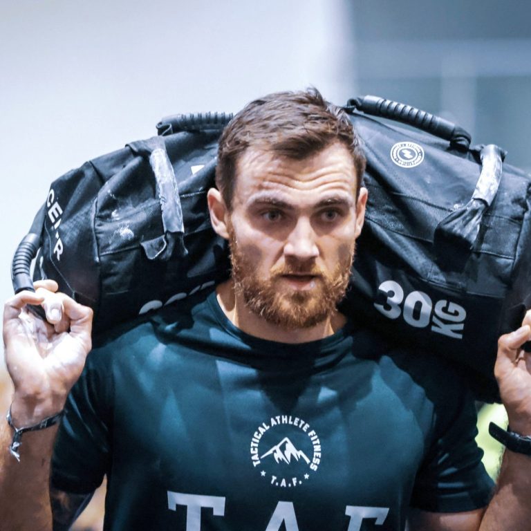 Athlet mit Sandbag beim HYROX Training bei Tactical Athlete Fitness in Kiel